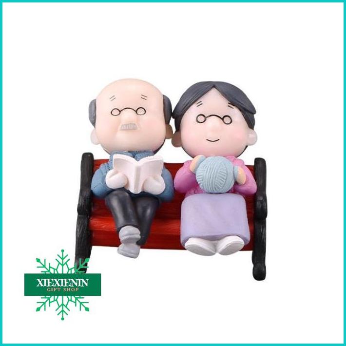 XIEXIENIN Boneka Miniatur Kakek Nenek Duduk Bangku Dekorasi Cake Topper Murah