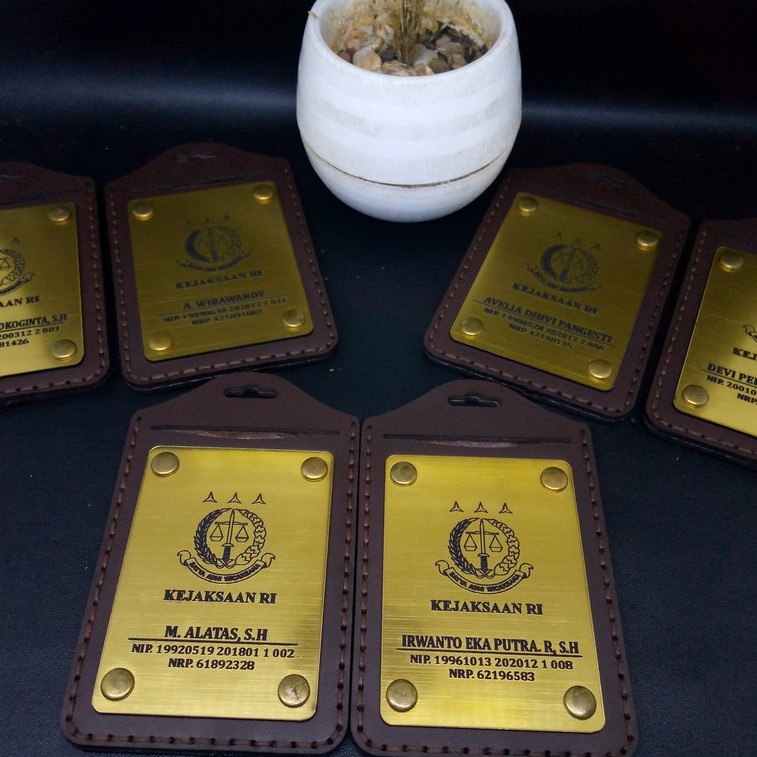 

Lanyard Id Card & Id Card Holder Gravo Gold Terbaik