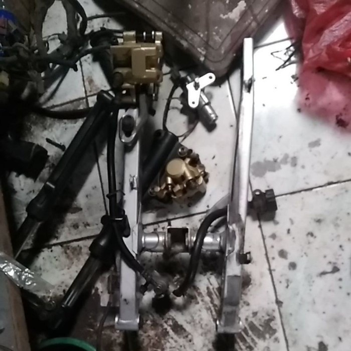 {BEKAS} rem belakang set ori bawaan motor jupiter mx new arm plus pengereman Diskon