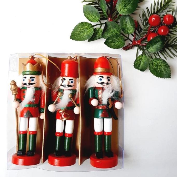 

Gantungan Nutset Isi 3 Christmas Nutcraker Prajurit Kayu Tc311 Terbaik