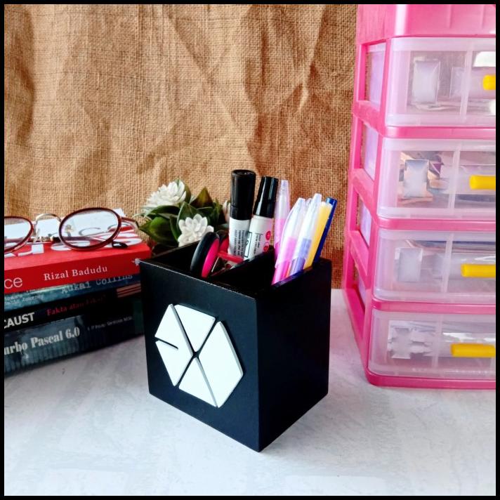 

BEST DEAL KOTAK PENSIL EXO TEMPAT PENSIL LOGO TIMBUL 3D DESAIN LOGO EXO