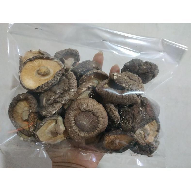 

Trendy JAMUR HIOKO SHITAKE 100 gram ..