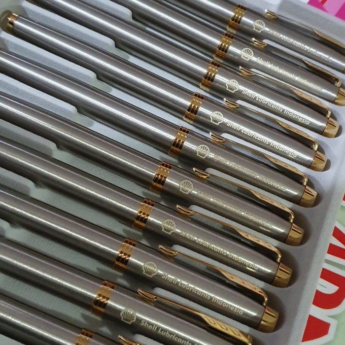

Parker Im New Brushed Metal Stainless Gold Trim Roller Ball