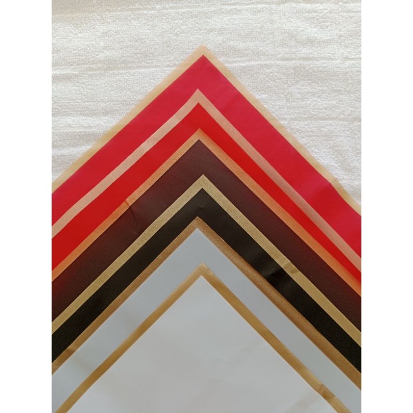 

Kertas buket List Gold cellophane / Flower wrapping List gold isi 5 lembar per pack