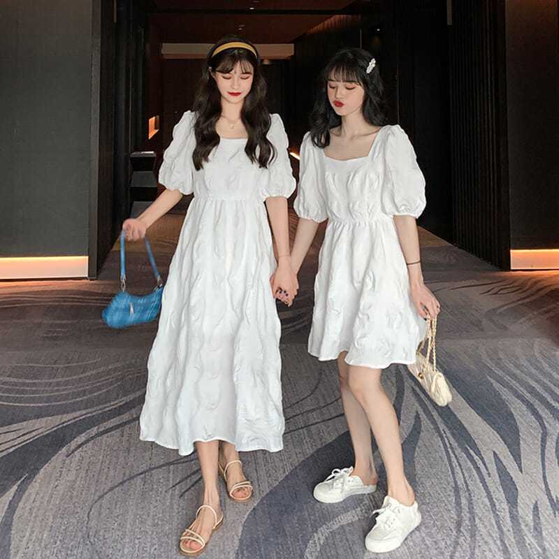 Gaun lengan puff putih, garis leher persegi pendek, mengencangkan dan melangsingkan