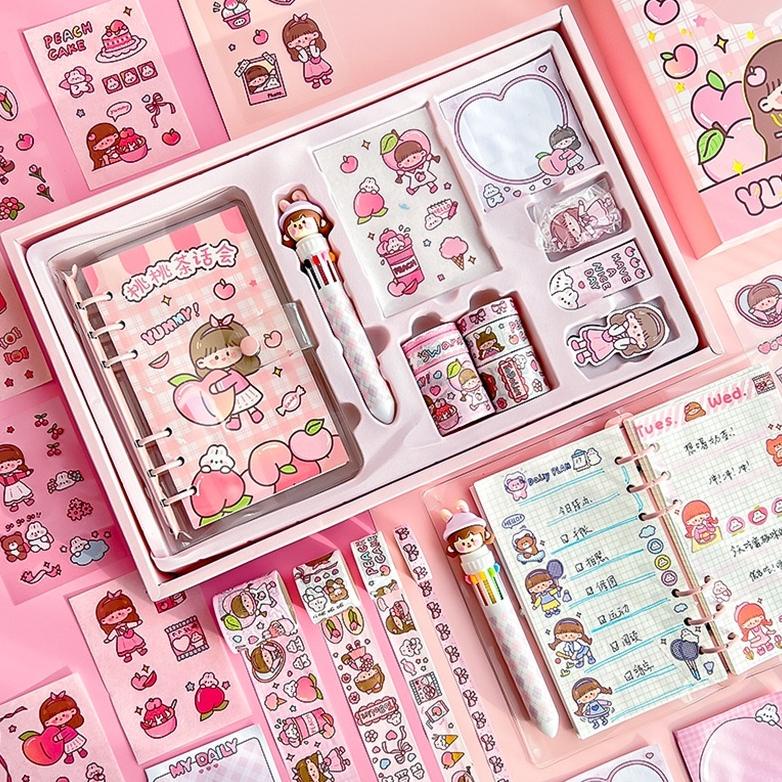 

Promo Akhir Tahun Paket Jurnal Set/Gift Box Hampers Anak/Hadiah / Notebook Journal Diary / 6 In 1 Boba Alat Buku Tulis Lengkap Scrapbook Cute Girl Sanrio Cinnamoroll My Melody Kuromi Panda Peach Kelinci Duffy Cat Sweetheart Cake Shop Import Grosir Ready