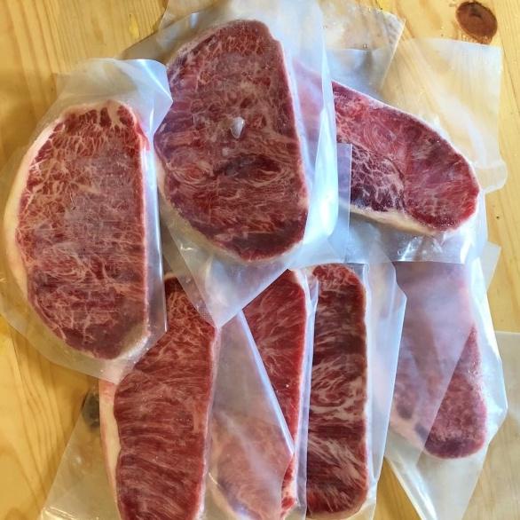 

Ready Daging Sapi Wagyu Striploin Primary Meltique Beef Steak 100gr