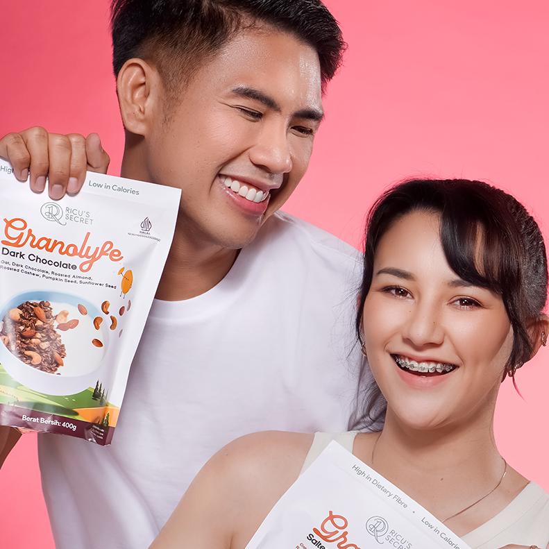 

PREMIUM GRANOLYFE - GRANOLA RASA COKLAT ATAU SALTED CARAMEL (1 POUCH) 400GR VIRAL