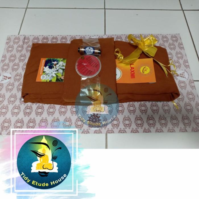 

Jubah Bhikkhu Theravada Lengkap Dengan Dupa, Benang, Dan Jarum