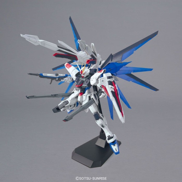 Bandai Gundam Mg 1/100 Freedom 2.0