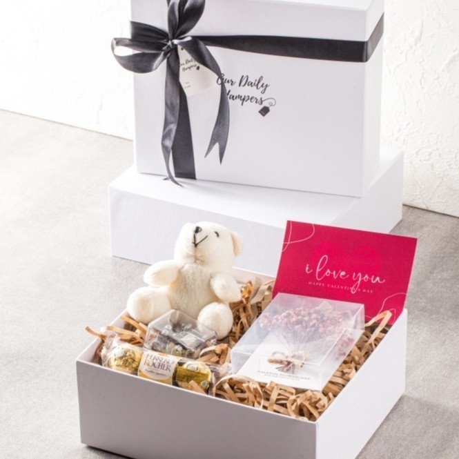 

SIAP KIRIM Hampers Valentine gift kado pacar /Hampers pasangan /box nama madalinsecollect