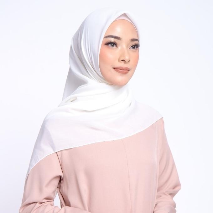 Hijab Zm Zaskia Mecca - Sana Ivory Hijab Kerudung Segi Empat Original