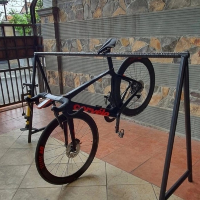 Parkiran Sepeda Gantung Roadbike