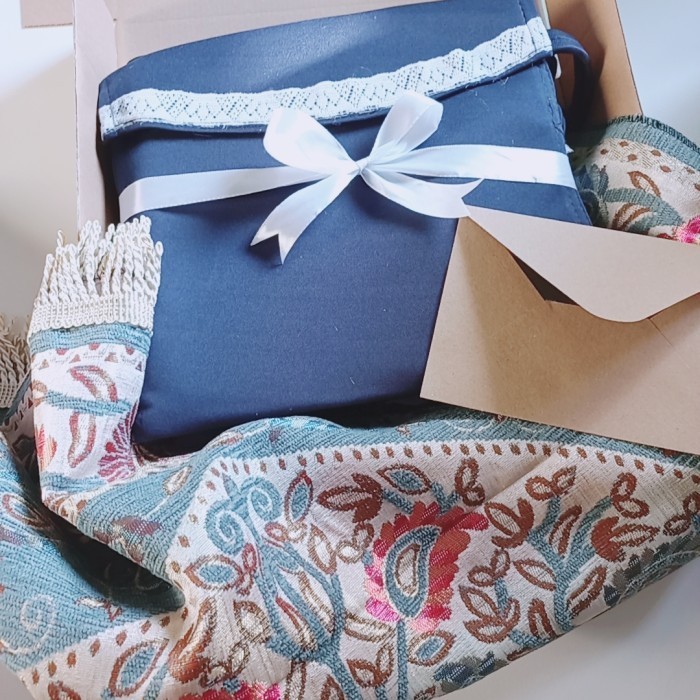 

Ready hampers mukena + sajadah taman surga jumbo + kartu ucapan