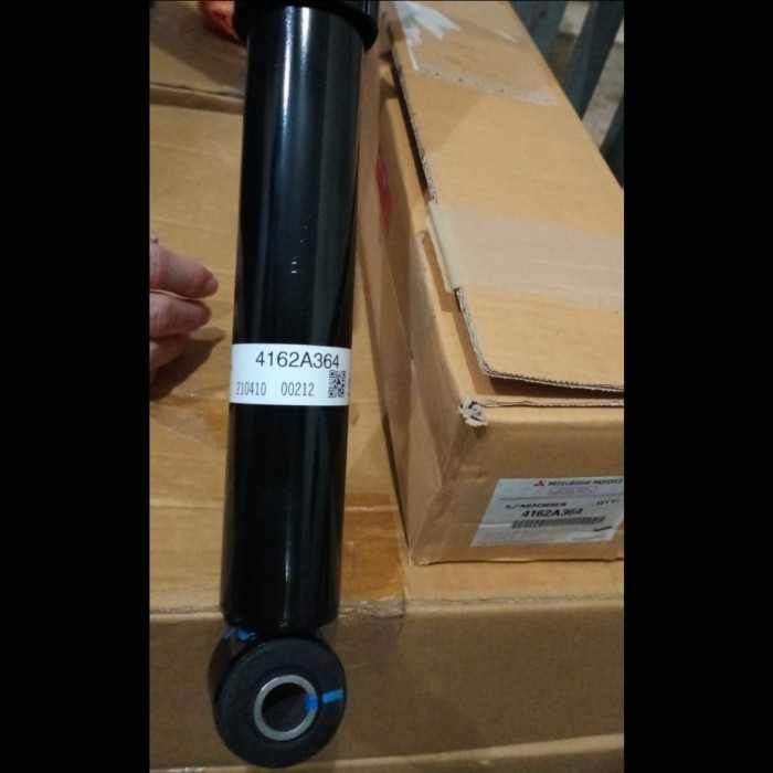 Shock Breaker Belakang Mitsubishi Pajero (genuine part) 4162A364