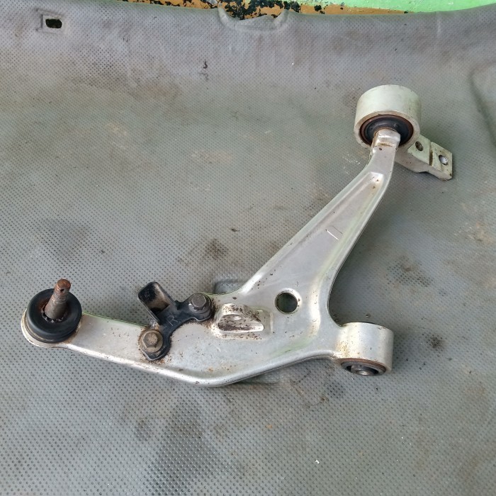 Sayap Lower Arm Nissan X-Trail T30 Bagian Kanan R #Bergaransi #Kualitas Terbaik