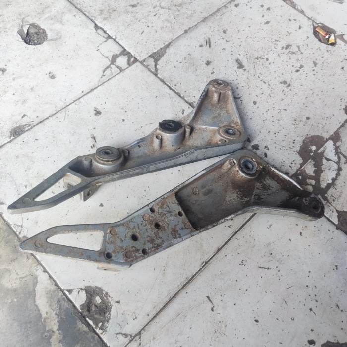 Dudukan Foot Step Footstep Belakang Kanan Kiri Smash Old Ori Original