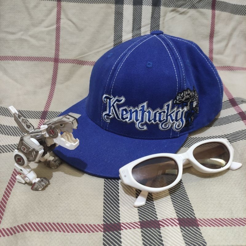 TOPI VINTAGE KENTUCKY WILDCATS OLD ENGLISH NCAA