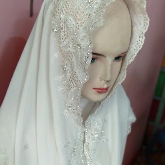 Kerudung Yenny Wahid Payet Swarosky