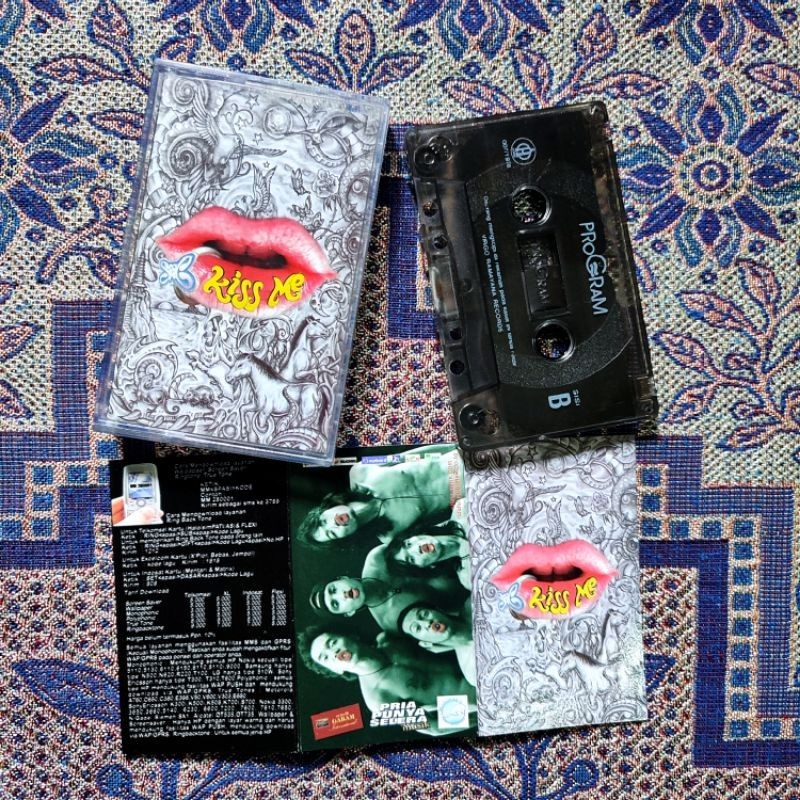 Kaset pita slank Kiss Me