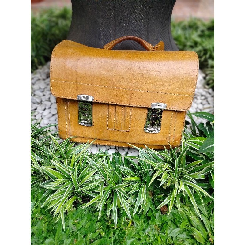 Tas kerja cowok kulit asli (koleksi pribadi), warna tan, muat dokumen dan laptop