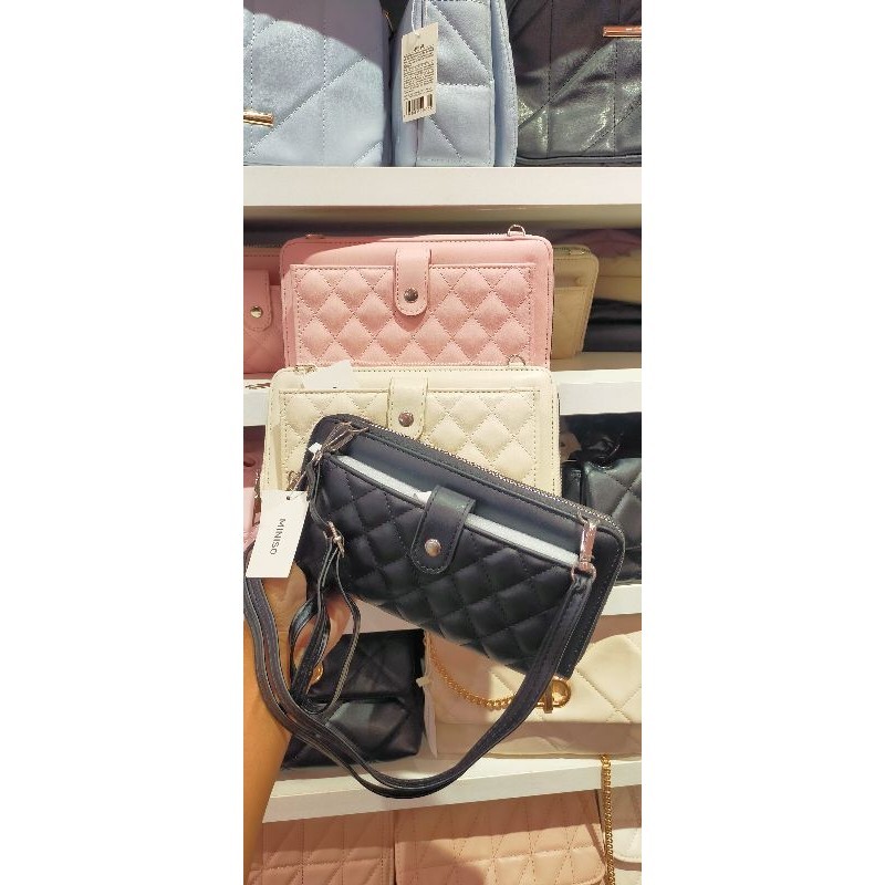 MINISO DIAMOND PATTERN QUILTED TOUCHSCREEN PHONE BAG 20*3*10CM