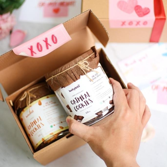 

Valentine Hampers - Oatmeal Cookies 2 Jar + FREE Greeting Card + Pita