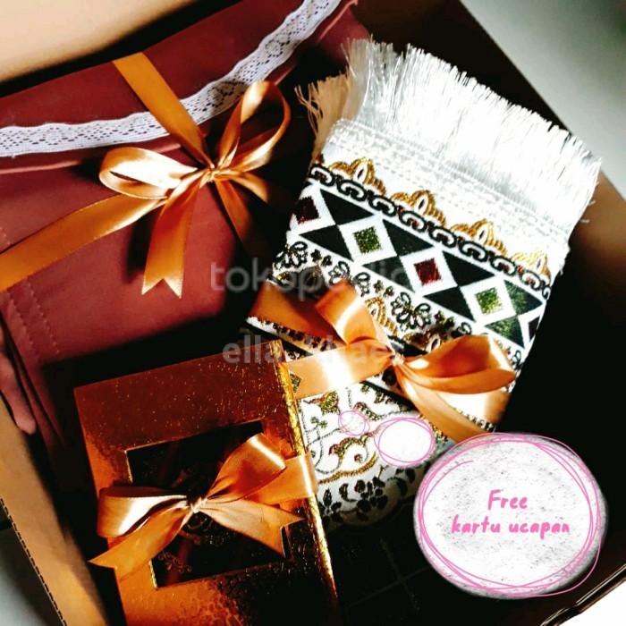 

Hampers Hadiah Lebaran Wanita Mukena Sajadah Al Quran Kartu Ucapan