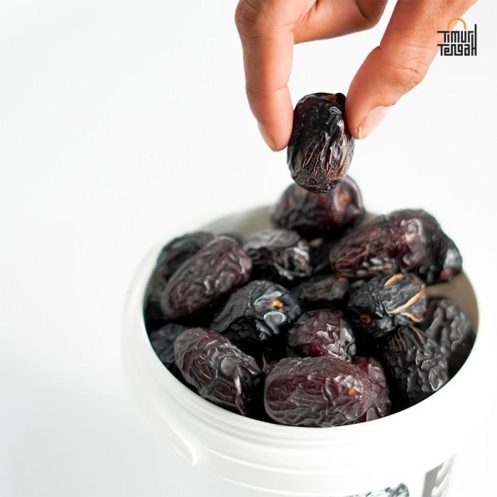 

KURMA AJWA EMBER PREMIUM TIMUR TENGAH 850 GR JUMBO HIGH QUALITY