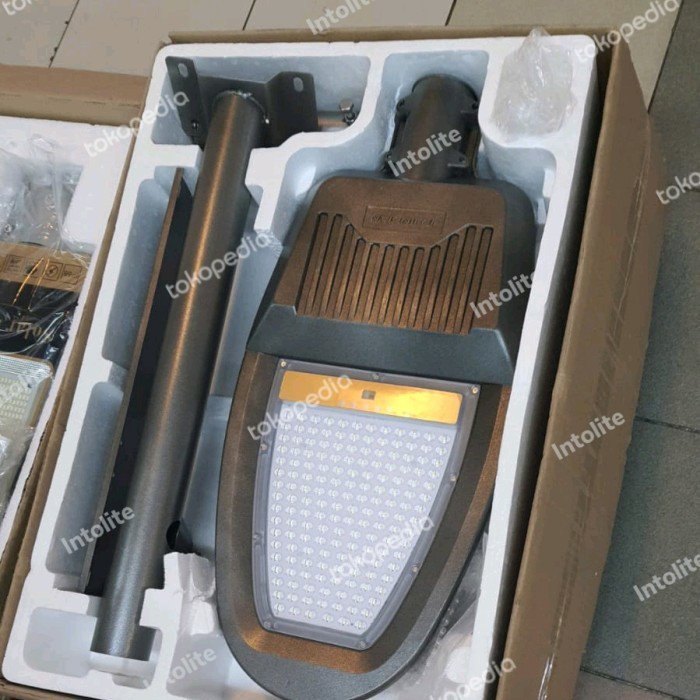 LAMPU JALAN SOLAR CELL 500 W PJU SOLAR 500 W PJUTS 500W PANEL BESAR YA