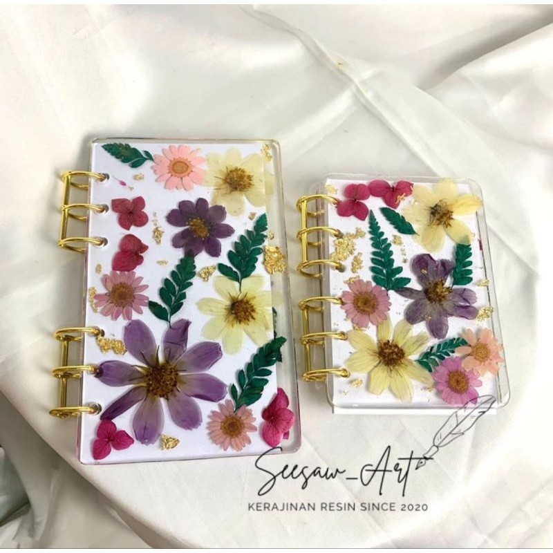 

Ukuran A6 HAMPERS / SET KADO / buku binder | buku binder custom | buku custom | Resin custom | BINDER RESIN A5 A6 A7| suvenir souvenir kado ultah pernikahan resin handmade
