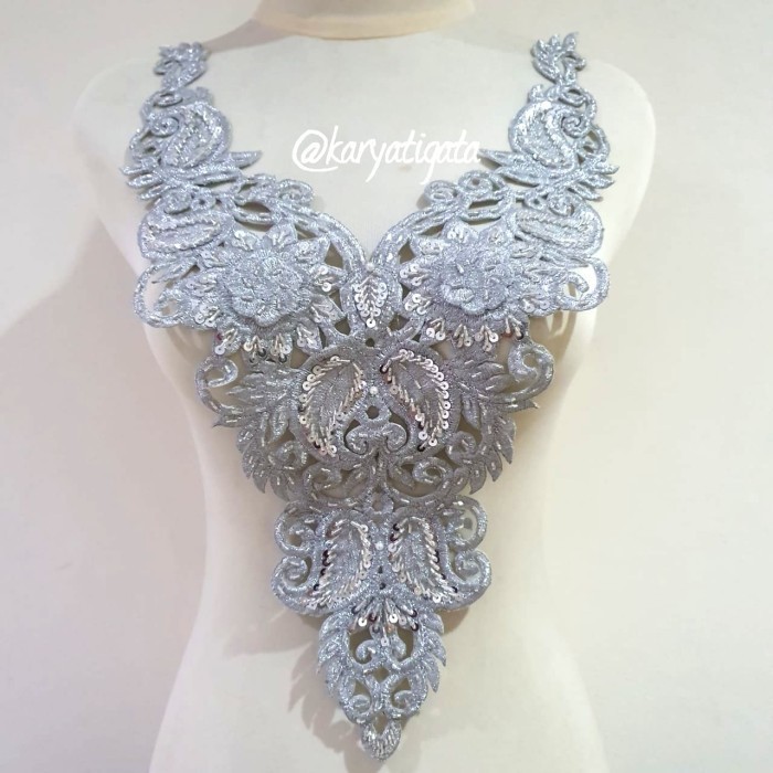 

Renda Bordir Kerah V Neck Full Payet - Perak