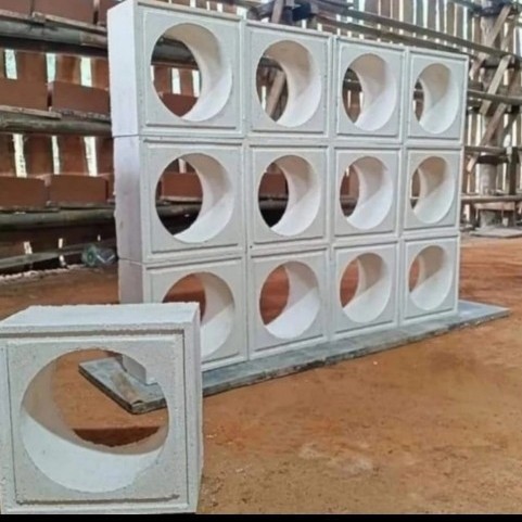 Roster beton putih bulat minimalis presisi