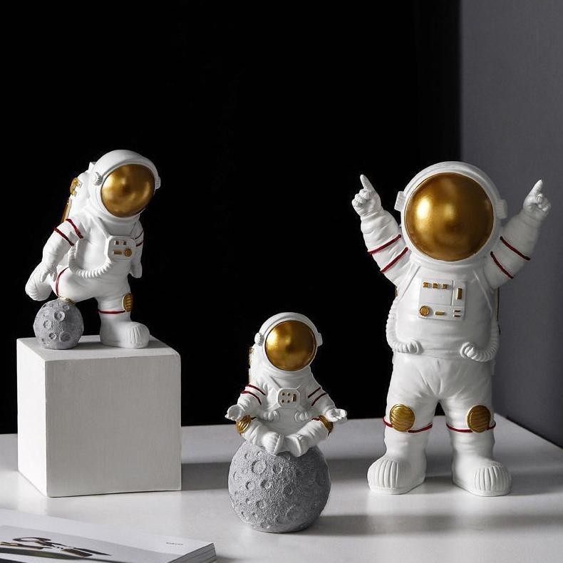 PIU Figure Astronot Boneka Astronot Patung Ornamen Hadiah Mainan Meja Desktop Display Stand Meja Dek
