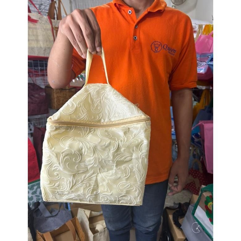 

SPECIAL HARGA LUSIN ISI 12 BIJI- TAS HAJATAN KUBUS EMBOS PREMIUM TEBAL ASLI 70 GSM SIZE 22x22 -PAKAI RESLETING- Na-138