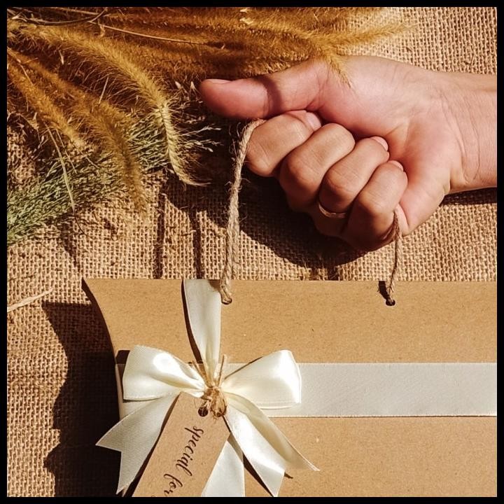 

DISKON PILLOW BOX HANDLE KOTAK KADO BANTAL ADA GANTUNGAN !