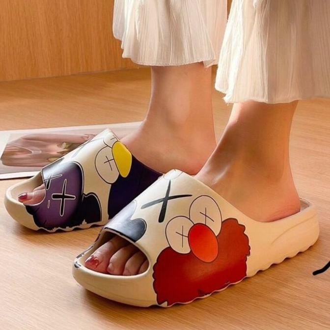 Sandal Pria Wanita Yeezy Slide Elmo Kaws Tebal Bahan Karet Eva Empuk