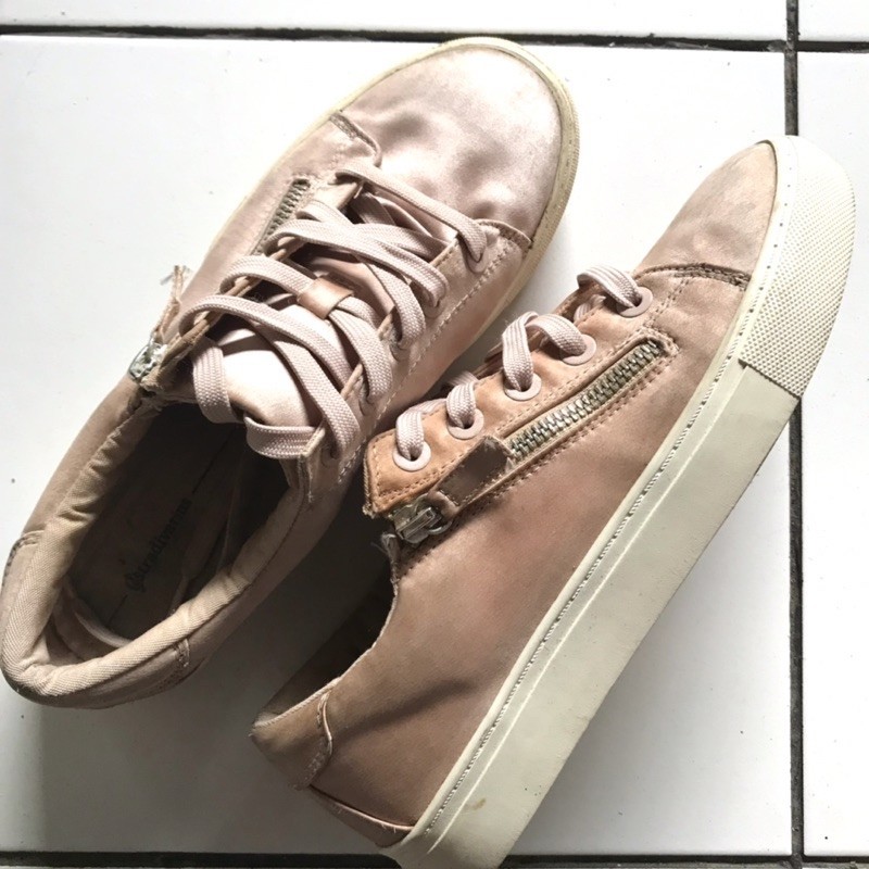 PRELOVED SEPATU MERK STRADIVARIUS MODEL RESLETING