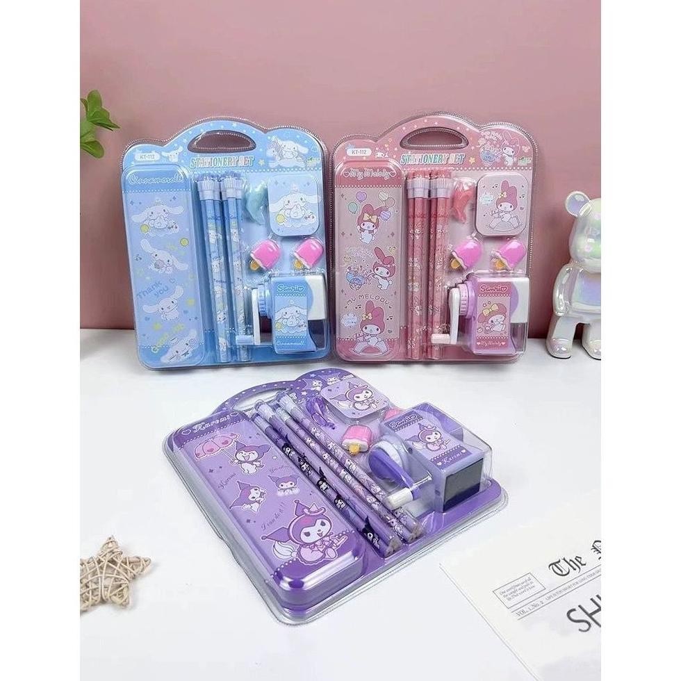 

SL88 - Set 5 in 1 Alat Tulis Anak Sekolah Motif SANRIO/ Study Set 5 in 1 Rautan + Pensil + Kotak Pensil + Penghapus + Penutup Pensil