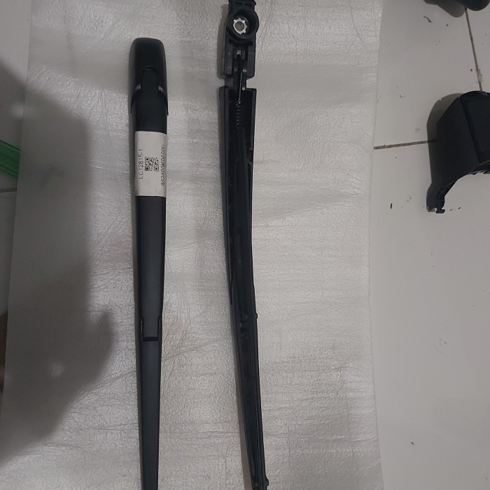 Tangkai Wiper/Arm Wiper Belakang Innova Reborn Original