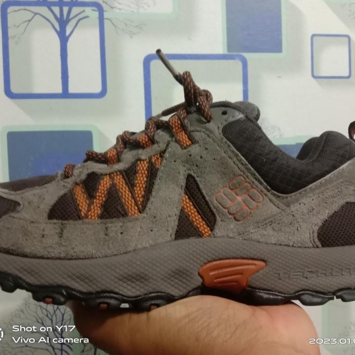 COLUMBIA HIKING SHOES