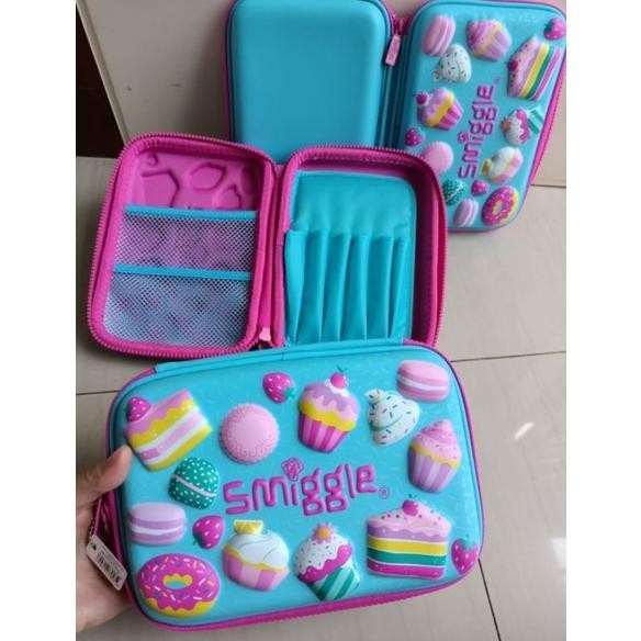 

Gh-67 Tempat Pensil Smiggle Embossed Cuci Gudang