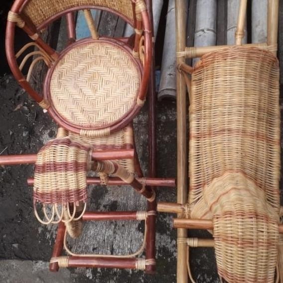 Ayunan Anak Dari Rotan Bentuk Kuda-Kudaan