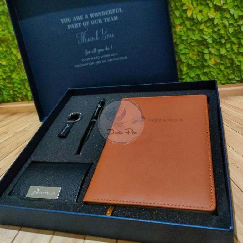 

We69 Premium Custom USB Giftset. USB + Pen + Notes A5 + Card Holder Eksklusif, Kado Elegan Design Custom Termurah