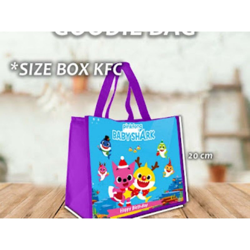 

TAS GOODIE BAG BABY SHARK SERBA GUNA, TAS SUNATAN TAS KADO ULANG TAHUN TAS BINGKISAN ULANG TAHUN TAS BELANJA TAS BEKAL MAKAN ANAK2 TAS AQIQAH TAS BINGKISAN LEBARAN