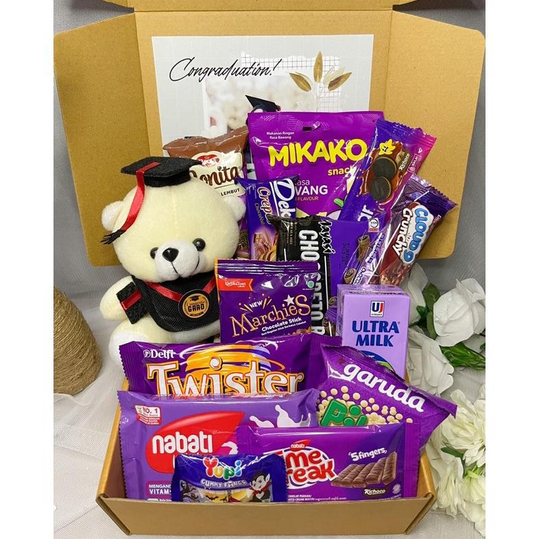 

FUZ-611 HAMPERS BUKET SNACK BOX WISUDA / Snack Box Kado Wisuda / Hampers Snack Murah Premium / Gift Box Graduation / Kado Wisuda / Hadiah Graduation / Hadiah wisuda / Kado Graduation Sale