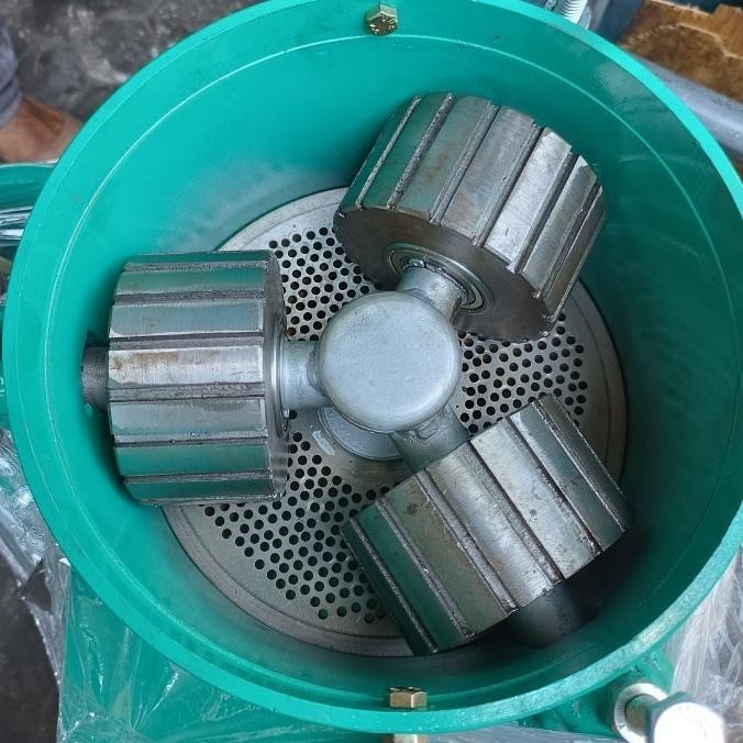 

Terjamin!!! Mesin Cetak Pelet. Diameter 22Cm. 3 Rol. Hasil 6Mm. Buatan