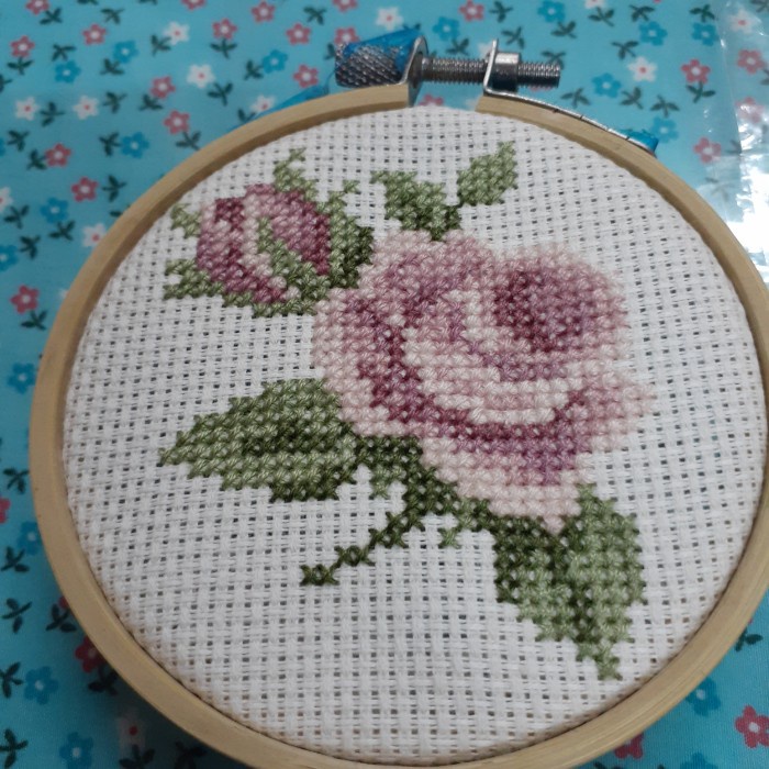 

PAKET KRISTIK MINI FLOWERS - ROSE PINK DARI CROSSTITCH POINT