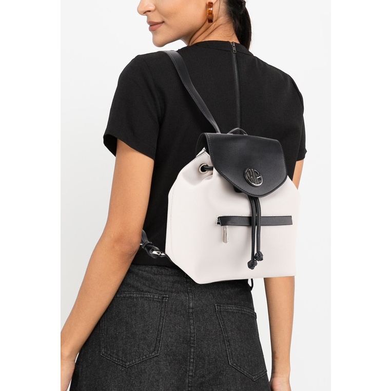 Tas Backpack Hush Puppies Original Wanita Punggung Kompartemen utama dengan drawstring closure Ulang