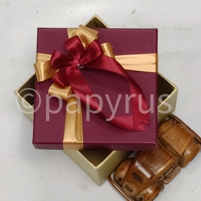 

PAPYRUS Kombinasi 15x15 Tinggi 5cm Kotak Kado Gift Box Hadiah